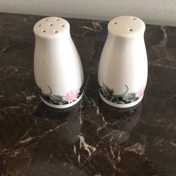 1980’s salt and pepper shaker set - Picture 1 of 5